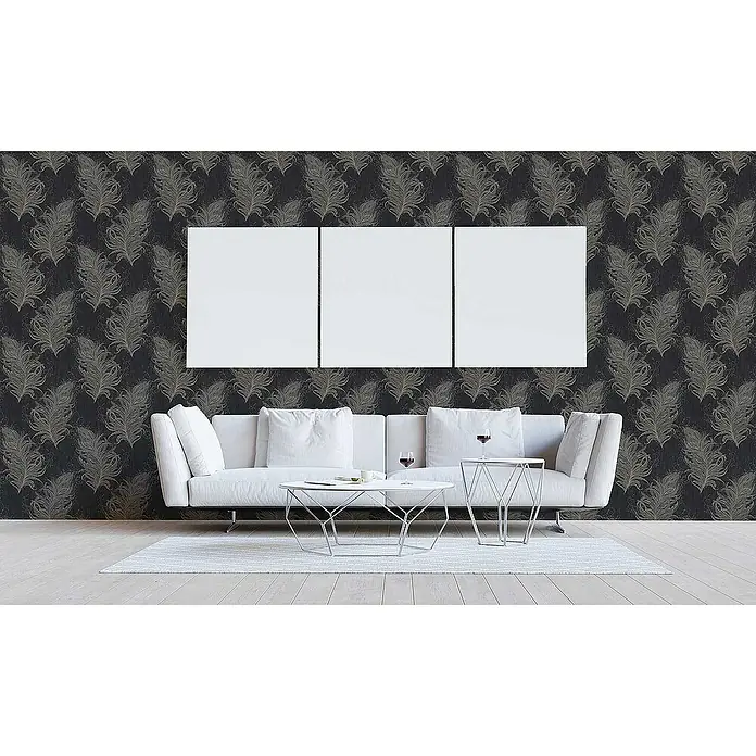 Tadessi Vliestapete M1-No.3327 - Schwarz, Sonstiges, 10,05 x 0,53 m - Dunkle Tapete mit wiederkehrendem Muster aus detaillierten, hellen Federn, die eine Wand in einem modernen Wohnzimmer bedeckt.