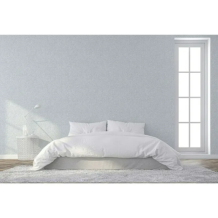 Tadessi Vliestapete M1-No.4403 - Weiß, Sonstiges, 10,05 x 0,53 m - Hellblau/graue strukturierte Tapete an einer Schlafzimmerwand, über einem Bett sichtbar.