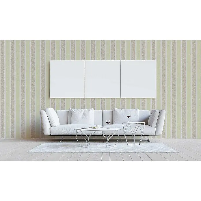 Tadessi Vliestapete M1-No.3839 - Braun, Streifen, 10,05 x 0,53 m - Wohnzimmerwand mit hellgrüner und beiger gestreifter Tapete, Hintergrund für ein weißes Sofa und Leinwände.