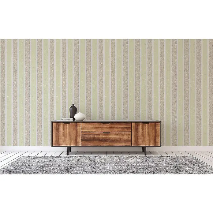 Tadessi Vliestapete M1-No.3839 - Braun, Streifen, 10,05 x 0,53 m - Ein Sideboard aus Holz mit dunkler Platte und Beinen, dekoriert mit zwei Vasen, vor einer gestreiften Wand in einem Raum.