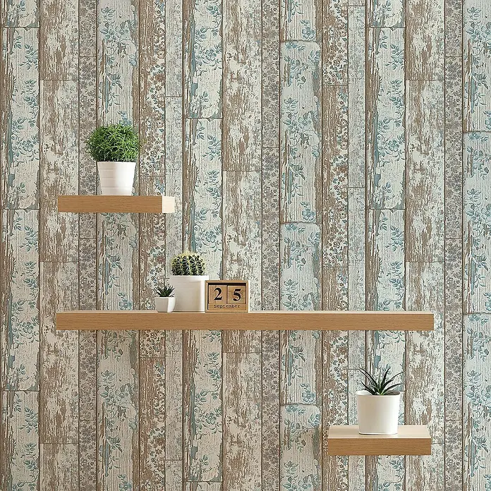 Tadessi Vliestapete M1-No.155 - Blau, Holzoptik, 10,05 x 0,53 m - Tapete mit antikem Holzplanken-Look und verblasstem blauen Blumenmuster, an einer Wand mit schwebenden Regalen und Pflanzen.
