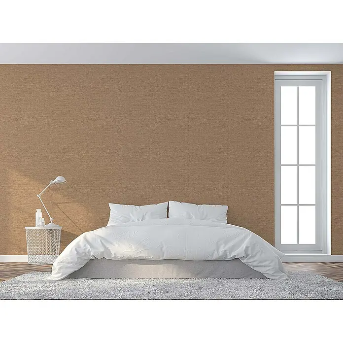Tadessi Vliestapete M1-No.1785 - Braun, Sonstiges, 10,05 x 0,53 m - Braun-goldene strukturierte Tapete bedeckt die Wand in einem modernen Schlafzimmer, hinter einem weißen Bett und Nachttisch.