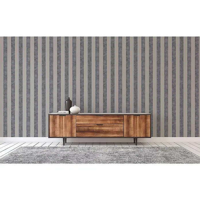 Tadessi Vliestapete M1-No.332 - Schwarz, Streifen, 10,05 x 0,53 m - Ein Holz-Sideboard mit zwei Türen und zwei Schubladen, darauf zwei Vasen, steht vor gestreifter Tapete auf einem Teppich.