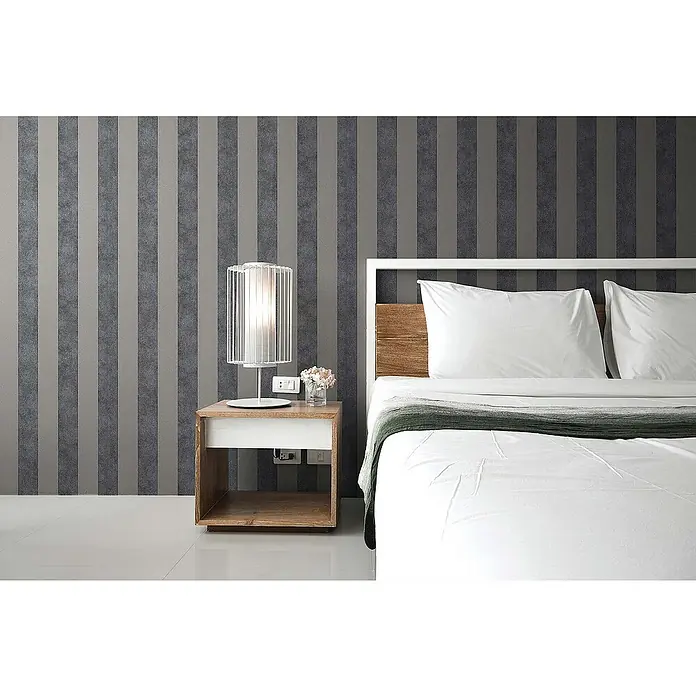 Tadessi Vliestapete M1-No.332 - Schwarz, Streifen, 10,05 x 0,53 m - Modernes Schlafzimmer mit Bett, weißer Bettwäsche, Holz-Kopfteil und hellem Nachttisch mit weißer Käfiglampe.