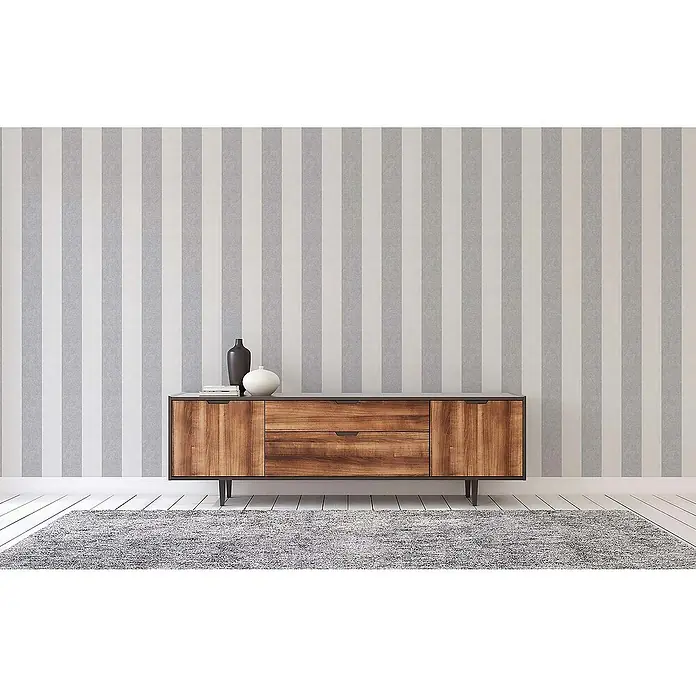 Tadessi Vliestapete M1-No.68 - Creme, Streifen, 10,05 x 0,53 m - Hölzernes Sideboard mit dunkelgrauen Akzenten, Schubladen und Schränken, mit zwei Vasen in einem Raum.