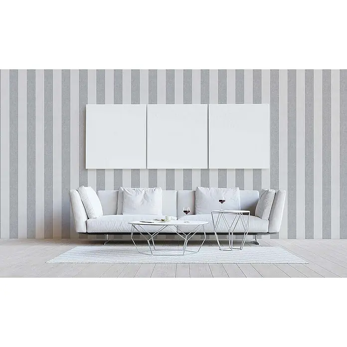 Tadessi Vliestapete M1-No.68 - Creme, Streifen, 10,05 x 0,53 m - Gestreifte grau-weiße Tapete in einem modernen Wohnzimmer mit weißem Sofa.