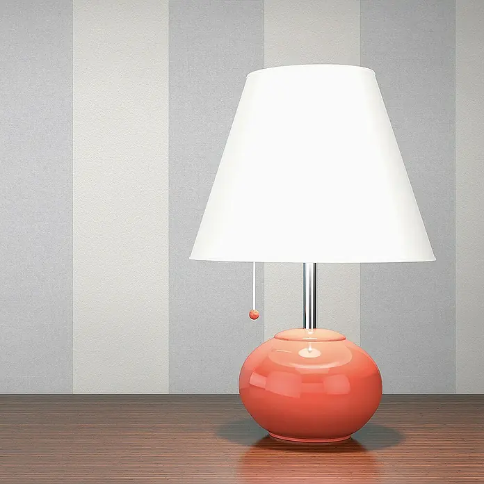Tadessi Vliestapete M1-No.2041 - Weiß, Streifen, 10,05 x 0,53 m - Tischlampe mit glänzend korallenfarbenem Kugel-Fuß, weißem Schirm und Chromständer auf Holztisch.