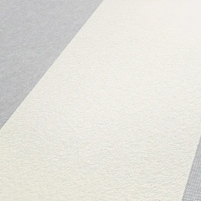 Tadessi Vliestapete M1-No.2041 - Weiß, Streifen, 10,05 x 0,53 m - Diagonales Muster aus einer cremefarbenen strukturierten Oberfläche neben einem hellblauen Webstoff.