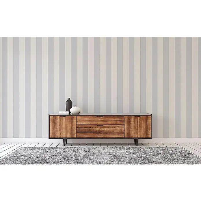 Tadessi Vliestapete M1-No.2041 - Weiß, Streifen, 10,05 x 0,53 m - Holz-Sideboard mit dunklen Akzenten und zwei Deko-Vasen in einem modernen Wohnraum.