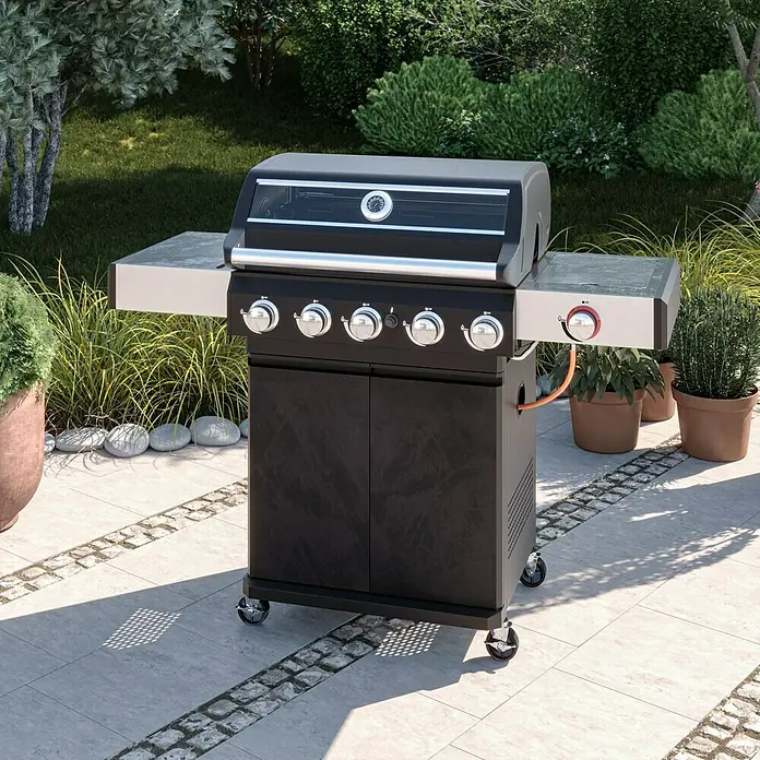 Grillstar Gasgrill Powerburner 550-1 - Grillfläche (B x T): 70 x 41 cm, 14,65 kW, Anzahl Brenner: 5 - Schwarzer Grill mit fünf Brennern und Seitentisch auf einer Terrasse mit grüner Umgebung.