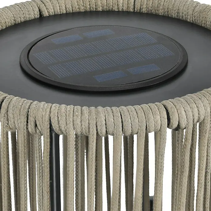 BAUHAUS Solar-Dekoleuchte Laterne - 0,06 W, L x B x H: 20 x 20 x 44 cm, Braun/ Anthrazit, IP44 - Nahaufnahme einer Solarleuchte mit Seilumwicklung, die ein warmes und einladendes Ambiente für den Außenbereich schafft.