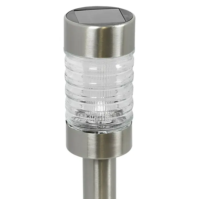 BAUHAUS Solar-Erdspieß - 0,06 W, Höhe: 39 cm, Silber, IP44, 3 lm - Nahaufnahme einer silbernen Solar-Gartenleuchte mit klarem, geripptem Lampenkörper, die eine elegante Beleuchtungslösung für jeden Außenbereich bietet.