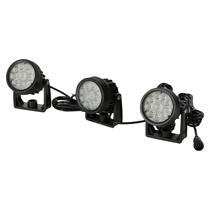 BAUHAUS Solarleuchten-Set - 3 W, Schwarz, IP44, 150 lm - Eine Nahaufnahme von drei schwarzen LED-Gartenstrahlern, ideal für die Außenbeleuchtung und stimmungsvolle Akzente im Garten.