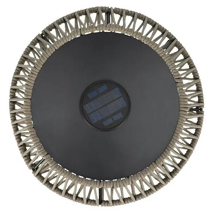 BAUHAUS Solar-Dekoleuchte Laterne - 0,06 W, L x B x H: 43,5 x 43,5 x 61 cm, Anthrazit, IP44 - Nahaufnahme einer dekorativen Solarleuchte mit geflochtenem Rand und Solarpanel in der Mitte, ideal für den Außenbereich.