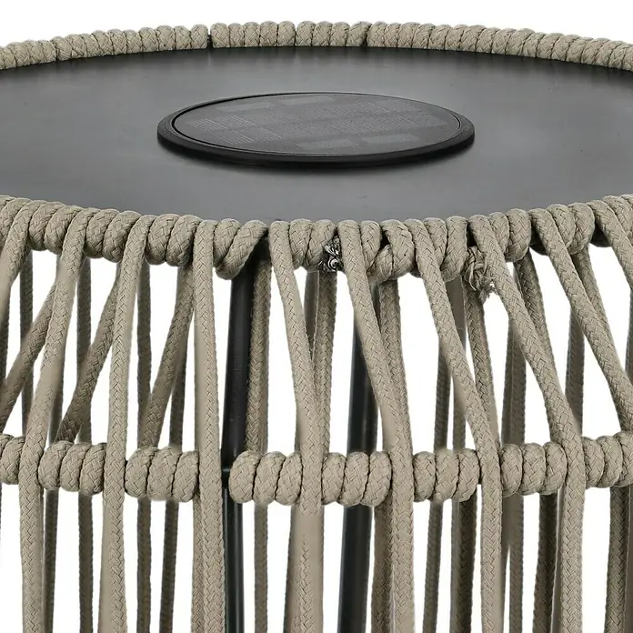 BAUHAUS Solar-Dekoleuchte Laterne - 0,06 W, L x B x H: 43,5 x 43,5 x 61 cm, Anthrazit, IP44 - Nahaufnahme eines runden Beistelltisches mit schwarzer Tischplatte und einem dekorativen Seilgeflecht um den Rahmen, das dem Design eine natürliche Note verleiht.