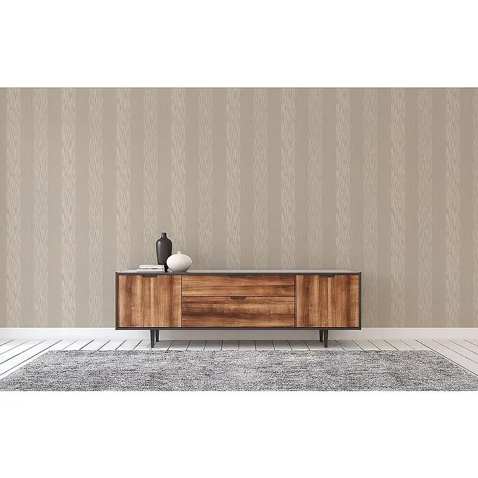 Tadessi Vliestapete M1-No.3806 - Beige, Streifen, 10,05 x 0,53 m - Hölzernes Sideboard mit zwei Schubladen und zwei Schranktüren, mit dekorativen Vasen, vor einer gemusterten Wand.