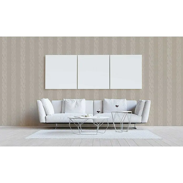 Tadessi Vliestapete M1-No.3806 - Beige, Streifen, 10,05 x 0,53 m - Beige Wand mit vertikalen strukturierten Streifen in einem modernen Wohnzimmer.