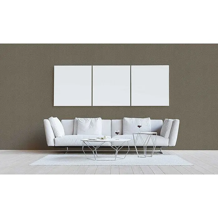 Tadessi Vliestapete M1-No.2869 - Schwarz, Sonstiges, 10,05 x 0,53 m - Texturierte braune Wandverkleidung in einem modernen Wohnzimmer, hinter einem weißen Sofa und Wandkunst angebracht.