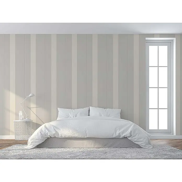 Tadessi Vliestapete M1-No.592 - Grau, Streifen, 10,05 x 0,53 m - Minimalistisches Schlafzimmer mit Bett, weißer Bettwäsche, Beistelltisch, Lampe, gestreifter Wand und großem Fenster. Helle Naturtöne.