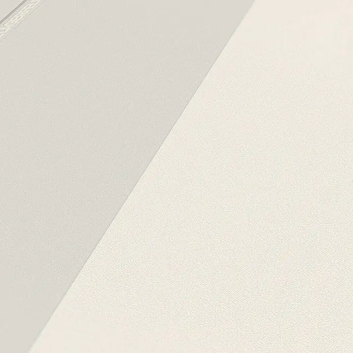 Tadessi Vliestapete M1-No.592 - Grau, Streifen, 10,05 x 0,53 m - Karl Lagerfeld Tapetenmuster, zeigt einen hellgrauen Abschnitt mit Markentext und einen fein strukturierten cremefarbenen Abschnitt.