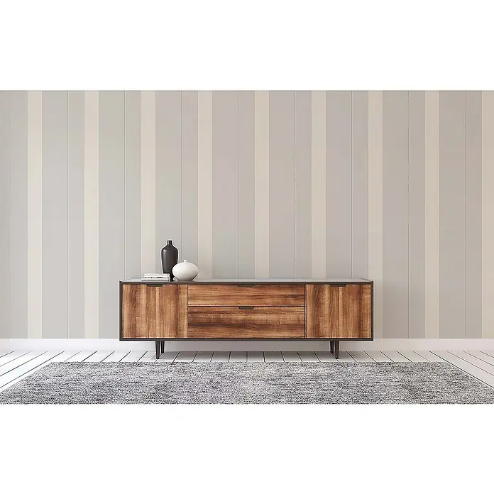 Tadessi Vliestapete M1-No.592 - Grau, Streifen, 10,05 x 0,53 m - Holzkommode mit dunklen Holztüren und Schubladen, dunkler Platte und dunklen Beinen, mit zwei Dekovasen.