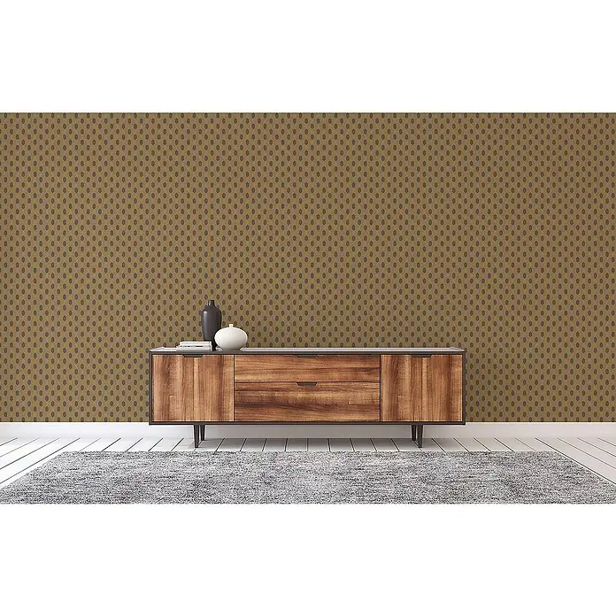 Tadessi Vliestapete M1-No.2826 - Braun, Sonstiges, 10,05 x 0,53 m - Ein Holzsideboard mit zwei Schubladen und zwei Schränken in einem Raum mit gemusterter Tapete.