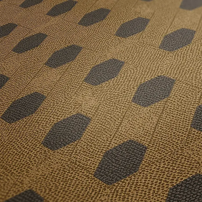 Tadessi Vliestapete M1-No.2826 - Braun, Sonstiges, 10,05 x 0,53 m - Braune, strukturierte Oberfläche mit wiederkehrenden dunkelgrauen sargförmigen Mustern.