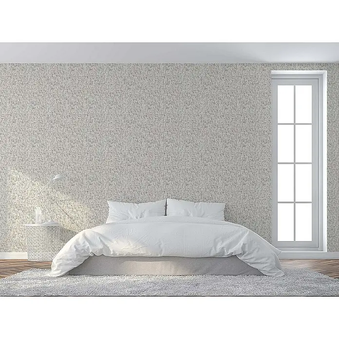 Tadessi Vliestapete M1-No.1364 - Grau, Sonstiges, 10,05 x 0,53 m - Strukturierte hellfarbige Tapete bedeckt eine Schlafzimmerwand hinter einem weißen Bett und neben einem hohen Fenster.