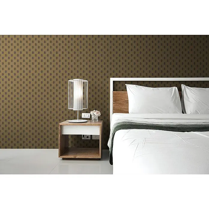 Tadessi Vliestapete M1-No.2826 - Braun, Sonstiges, 10,05 x 0,53 m - Geometrisch gemusterte Tapete in Gold und Dunkelbraun an einer Schlafzimmerwand neben Bett und Nachttisch.