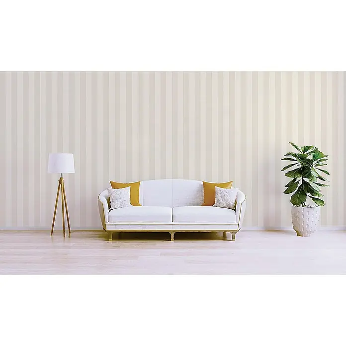 Tadessi Vliestapete M1-No.597 - Creme, Streifen, 10,05 x 0,53 m - Beigefarbene und cremefarbene gestreifte Tapete in einem Wohnzimmer mit weißem Sofa, Lampe und Pflanze.