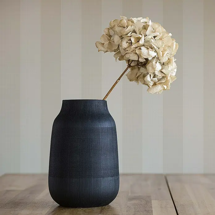 Tadessi Vliestapete M1-No.597 - Creme, Streifen, 10,05 x 0,53 m - Dunkle, strukturierte Vase mit getrockneter Hortensie auf einem Holztisch.