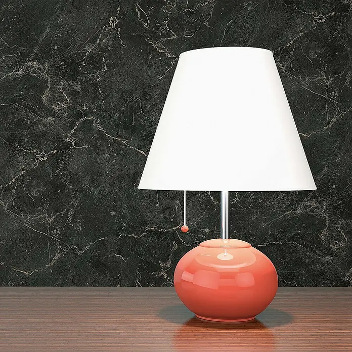 Tadessi Vliestapete M1-No.676 - Schwarz, Steinoptik, 10,05 x 0,53 m - Glänzende korallenrote Tischlampe mit weißem konischem Schirm, Zugkette, auf Holztisch.