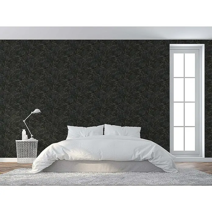 Tadessi Vliestapete M1-No.676 - Schwarz, Steinoptik, 10,05 x 0,53 m - Dunkle Marmortapete mit subtilen goldenen Äderungen an einer Schlafzimmerwand.