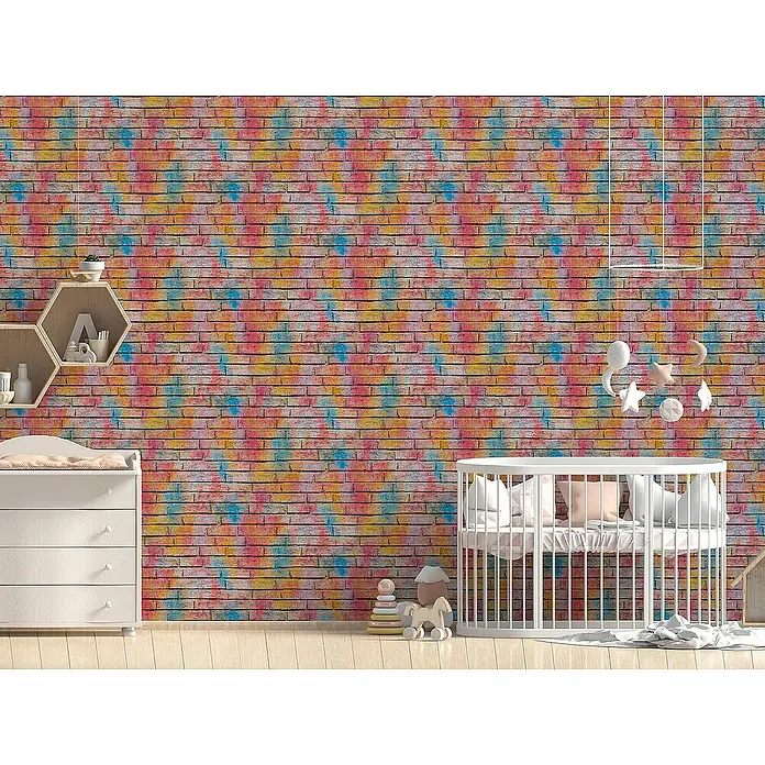 Tadessi Vliestapete M1-No.2638 - Mehrfarbig, Steinoptik, 10,05 x 0,53 m - Ein Babyzimmer mit weißer Wickelkommode und Babybett vor einer lebhaften, mehrfarbigen Ziegelwand.