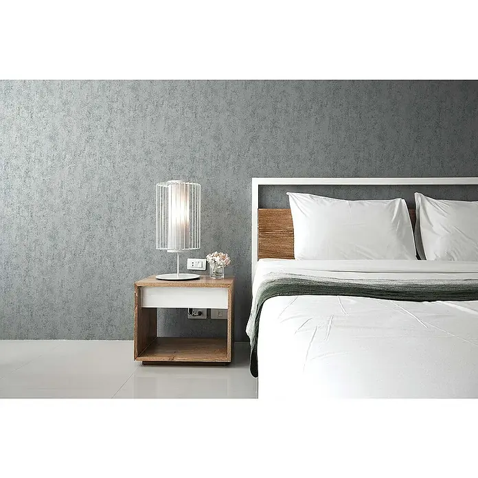Tadessi Vliestapete M1-No.163 - Grau, Steinoptik, 10,05 x 0,53 m - Modernes Schlafzimmer mit weißem Bett, Holz-Weiß-Nachttisch und weißer Gitterlampe.