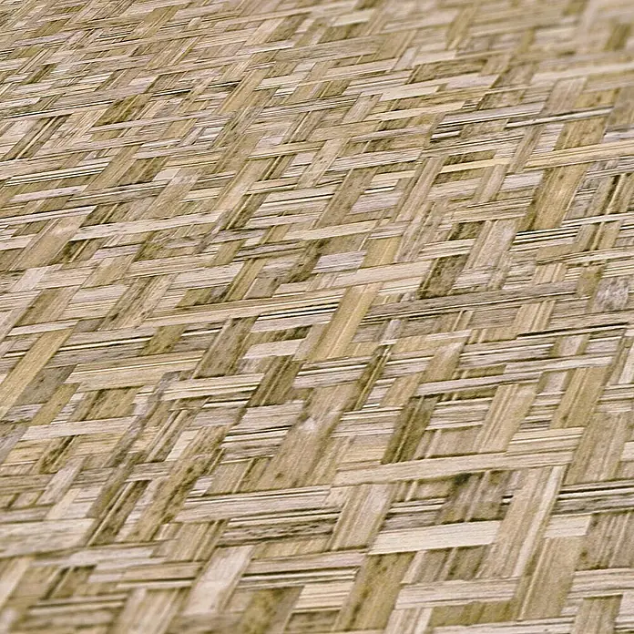 Tadessi Vliestapete M1-No.1533 - Braun, Holzoptik, 10,05 x 0,53 m - Nahaufnahme von hellbraunem, kunstvoll geflochtenem Bambus- oder Strohmaterial mit diagonalem Kreuzmuster.