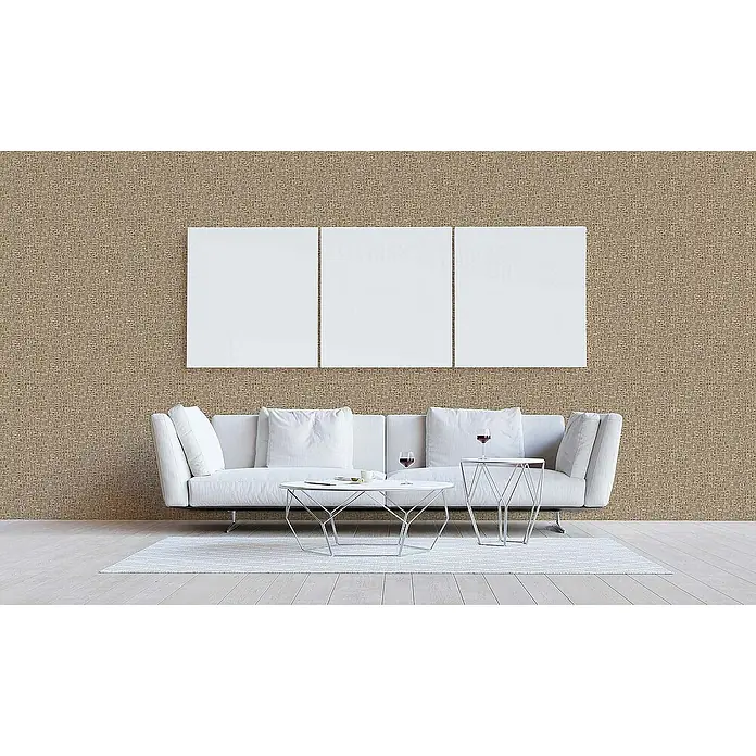 Tadessi Vliestapete M1-No.1533 - Braun, Holzoptik, 10,05 x 0,53 m - Strukturierte beigefarbene Tapete an einer Wohnzimmerwand mit dezentem Muster, hinter einem weißen Sofa.