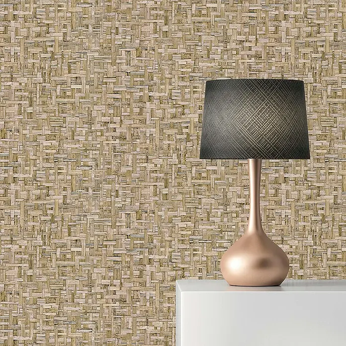 Tadessi Vliestapete M1-No.1533 - Braun, Holzoptik, 10,05 x 0,53 m - Tischlampe mit dunklem Schirm und roséfarbenem Fuß auf einer weißen Oberfläche.
