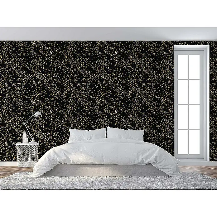 Tadessi Vliestapete M1-No.883 - Schwarz, Floral, 10,05 x 0,7 m - Schwarze Tapete mit dezentem goldenem Fleckenmuster, ziert eine Schlafzimmerwand hinter einem Bett und neben einem Fenster.