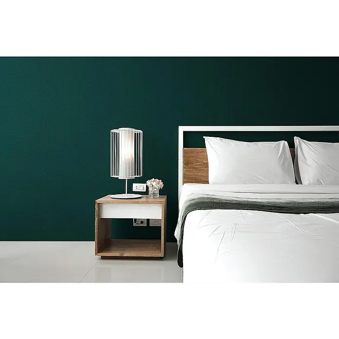 Tadessi Vliestapete M1-No.3174 - Grün, Uni, 10,05 x 0,53 m - Modernes Schlafzimmer mit weißem Bett, hölzernem Kopfteil und stilvollem Nachttisch aus Holz mit weißer Lampe.
