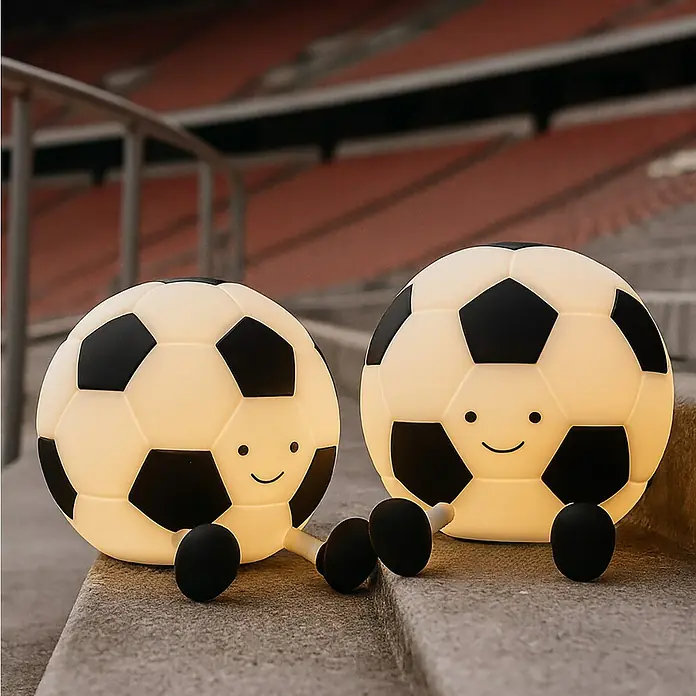 FHL easy LED-Nachtlicht Kalle - 0,4 W, L x B x H: 14 x 11,5 x 10,5 cm, Warmweiß, Fußball Kalle - Zwei niedliche Fußball-Nachtlichter mit Gesichtern sitzen auf einer Treppe. Perfekt für Kinderzimmer und Fußballfans.