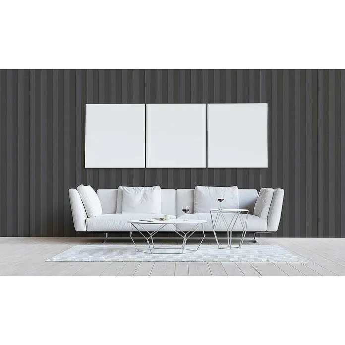 Tadessi Vliestapete M1-No.3848 - Grau, Streifen, 10,05 x 0,53 m - Ein modernes weißes Sofa und zwei minimalistische Couchtische möblieren ein elegantes Wohnzimmer mit großen weißen Leinwänden an einer dunkel gestreiften Wand.