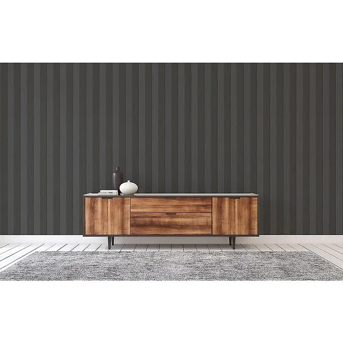 Tadessi Vliestapete M1-No.3848 - Grau, Streifen, 10,05 x 0,53 m - Modernes Holzsideboard mit Deko-Vasen in einem Raum mit dunkel gestreifter Tapete und grauem Teppich.