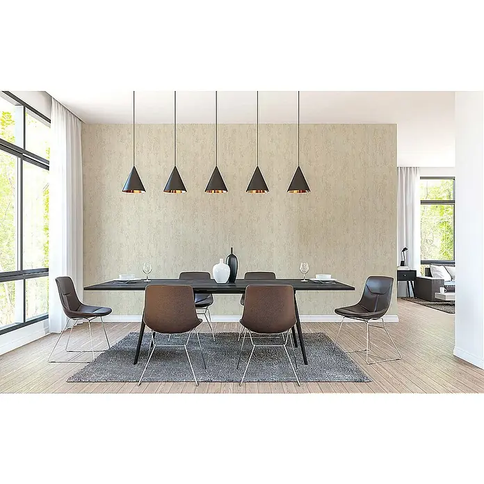 Tadessi Vliestapete M1-No.63 - Creme, Steinoptik, 10,05 x 0,53 m - Modernes Esszimmer mit langem dunklen Tisch und sechs braunen Stühlen auf grauem Teppich, beleuchtet von Hängelampen, neben großen Fenstern.