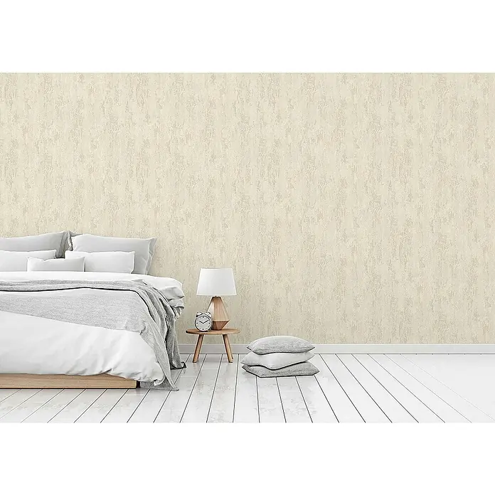 Tadessi Vliestapete M1-No.63 - Creme, Steinoptik, 10,05 x 0,53 m - Creme-farbene strukturierte Tapete mit gealtertem Effekt in einem modernen Schlafzimmer.