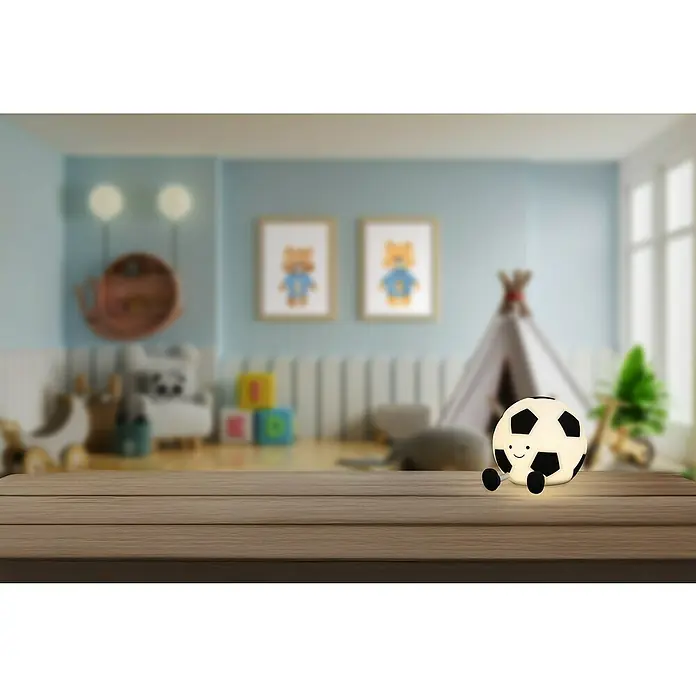 FHL easy LED-Nachtlicht Kalle - 0,4 W, L x B x H: 14 x 11,5 x 10,5 cm, Warmweiß, Fußball Kalle - Niedliches, fußballförmiges Nachtlicht mit einem freundlichen Gesicht auf einem Holztisch, perfekt für Kinderzimmer, das Licht ist warm und einladend.