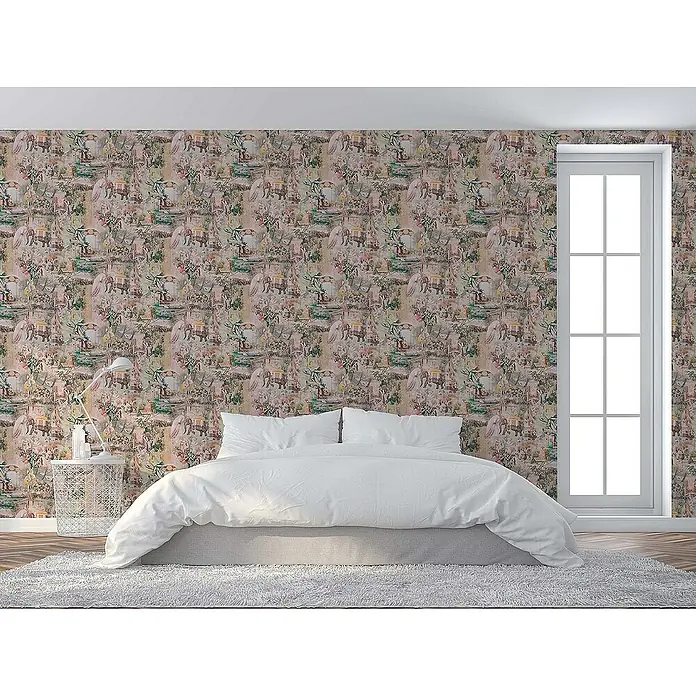 Tadessi Vliestapete M1-No.1695 - Braun, Sonstiges, 10,05 x 0,53 m - Gemusterte Tapete mit opulenten, mehrfarbigen Tier- und Pflanzenmotiven an einer Schlafzimmerwand hinter einem weißen Bett.