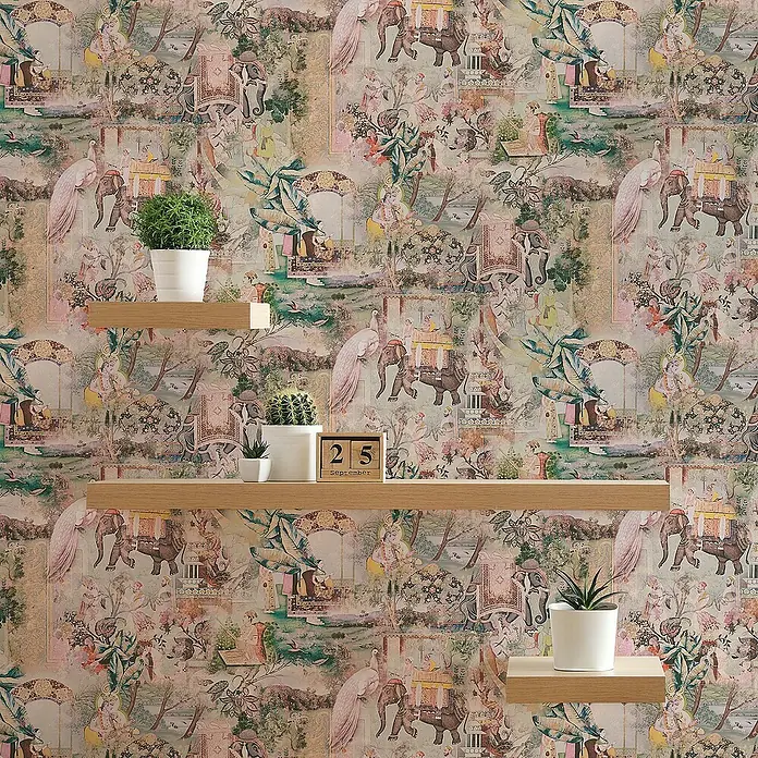 Tadessi Vliestapete M1-No.1695 - Braun, Sonstiges, 10,05 x 0,53 m - Gemusterte Tapete mit indischen Motiven und Pfauen, schmückt eine Wand mit drei hellen Holzregalen und Pflanzen.