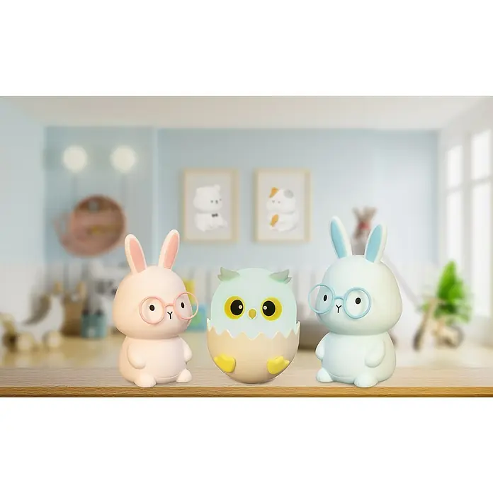 FHL easy LED-Nachtlicht Felix - 0,4 W, L x B x H: 9 x 9 x 16,3 cm, RGBW, Hase Felix - Niedliche Nachtlichter: Ein rosa Hase mit Brille, eine Eule im Ei und ein blauer Hase mit Brille, die ein warmes und beruhigendes Licht spenden.