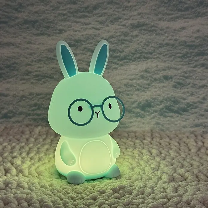 FHL easy LED-Nachtlicht Felix - 0,4 W, L x B x H: 9 x 9 x 16,3 cm, RGBW, Hase Felix - Niedliche Hasenlampe mit Brille, die ein sanftes, beruhigendes Licht für das Kinderzimmer spendet. Ideal als Nachtlicht.